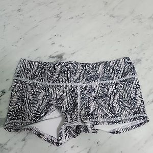 Fleo Neutral Chevron original shorts, size L